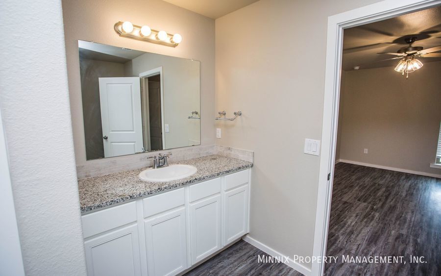 Building Photo - 2102 Langford Ave