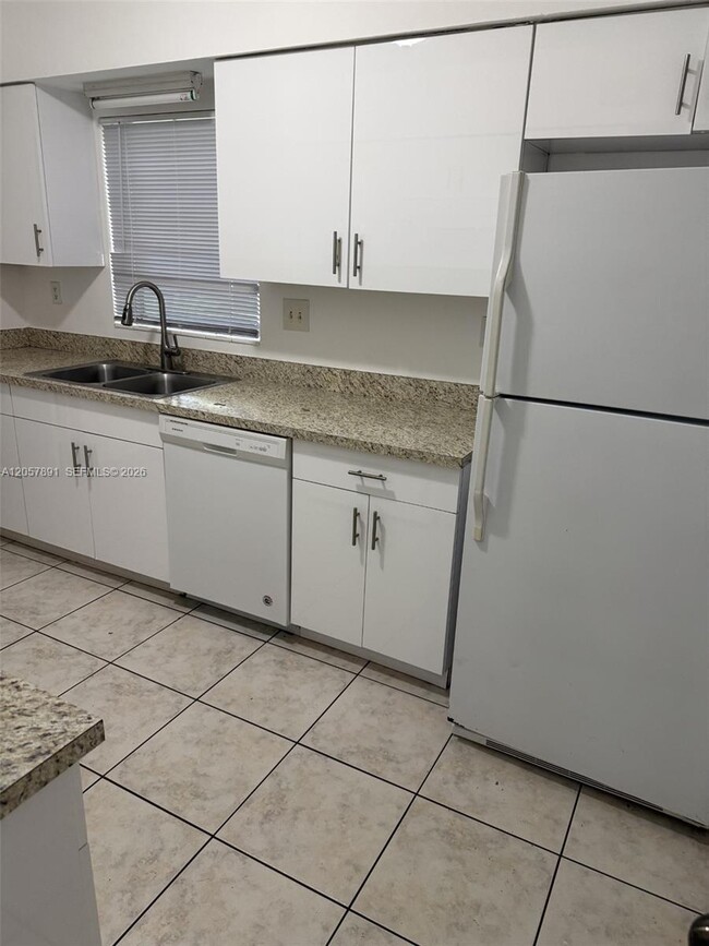 Building Photo - 4855 University Dr