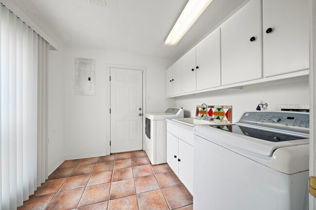 Building Photo - 2523 Baycrest Dr