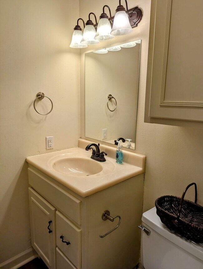 Building Photo - $500 OFF your 1st Month Rent!