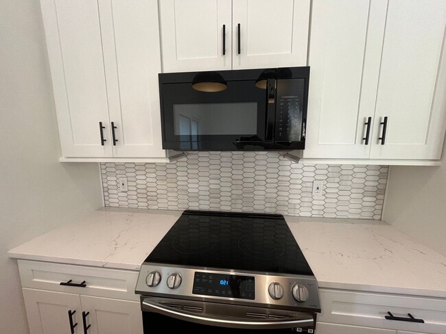 Building Photo - 3 Bed 3 Bath Condo Located in Golf Club Gated Community