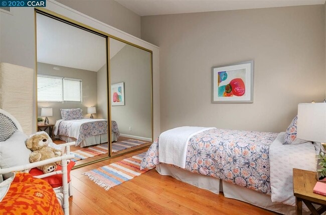 Building Photo - 2716 Oak Rd