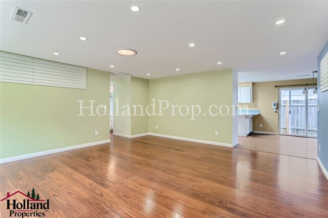 Building Photo - Gorgeous 3 Bedroom Home with SwimSpa Avail...