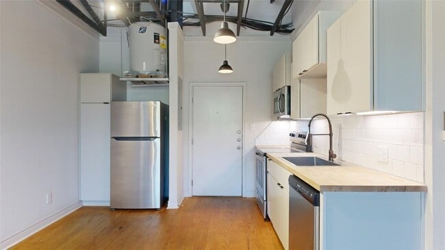 Building Photo - 305 W 27th St