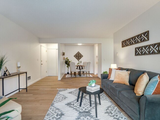 Building Photo - Cozy Condo Living in Tacoma's Desirable Highlands Community | Pool, Gym & Clubhouse