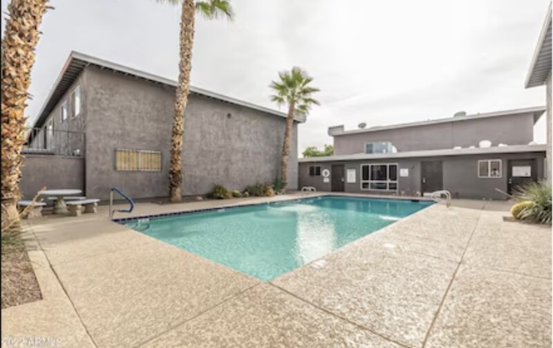 Building Photo - 424 E Brown Rd