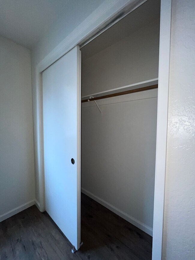 Building Photo - 4056
