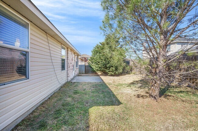 Building Photo - Beautifully Crafted 4-2-2 in Fort Worth!