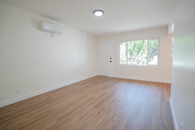 Building Photo - 821 W 167th St