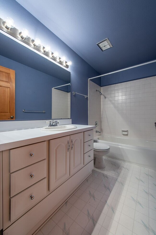 Building Photo - Amazing 4bed/2.5bath Home with Landscaping Included Located in Bellevue!