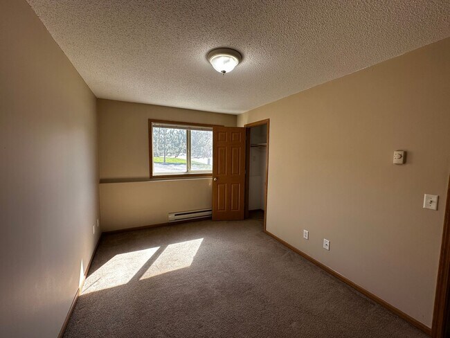 Building Photo - 2 Bed 1 Bath Apartment