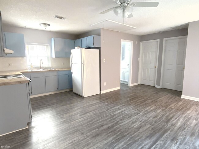 Building Photo - 2 br, 1 bath Triplex - 212 East Huntingdon...