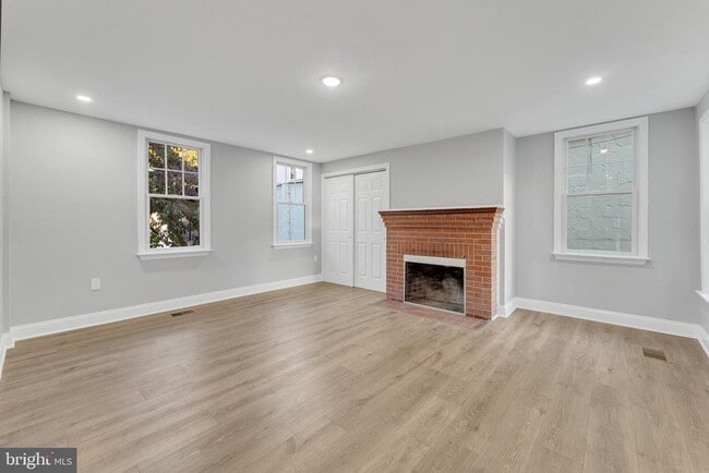 Building Photo - 15 N Main St