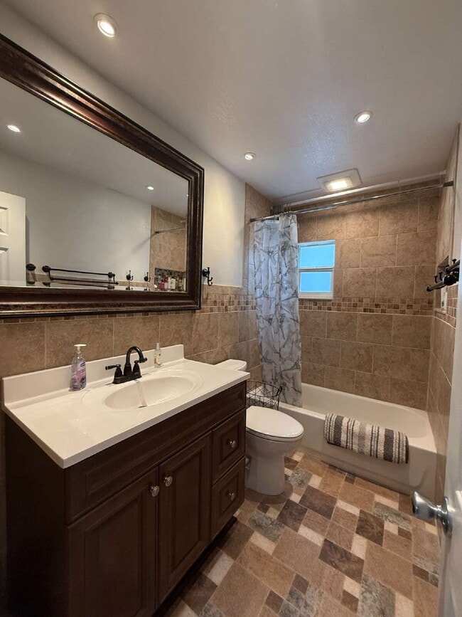 Building Photo - Updated 1 bedroom condo near the river!