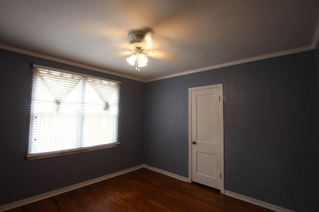 Building Photo - 3 Bedroom, 1.5 Bath Home in Central Tyler!