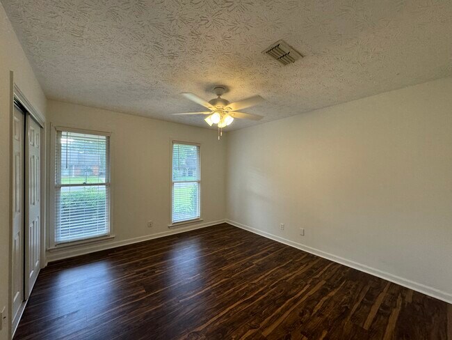 Building Photo - 107 Ledyard Dr