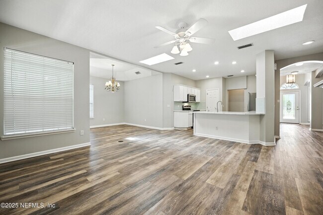 Building Photo - 4565 E Seneca Dr