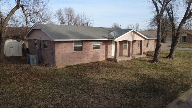 Building Photo - 4 BedroomHome Available!