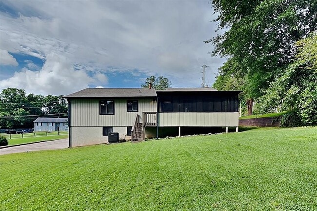 Building Photo - 151 Castleair Dr NE