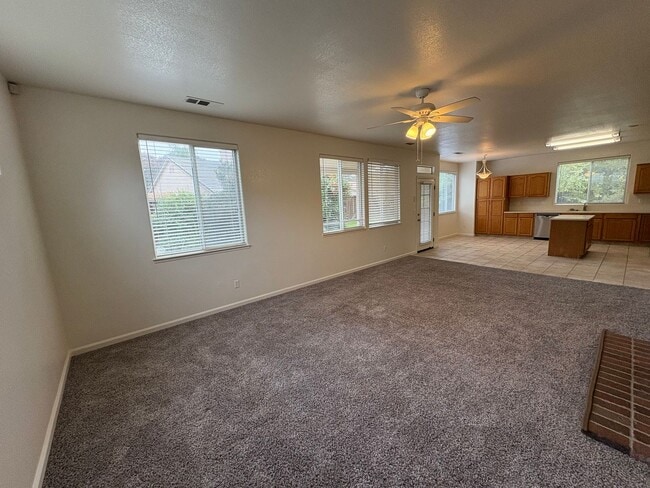 Building Photo - Spectacular home available now in a great neighborhood!