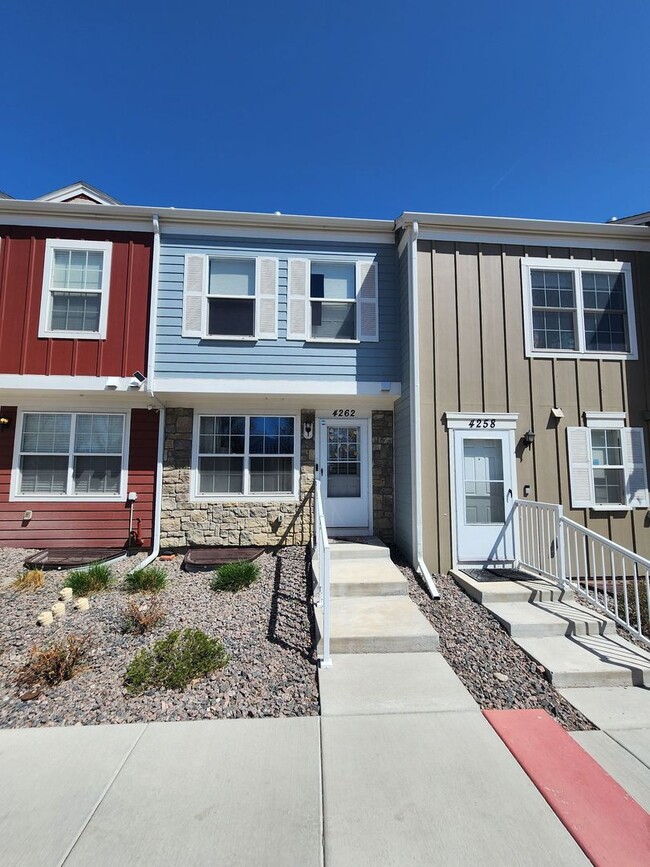 Building Photo - Modern 3-Bed, 3-Bath Townhome Near Fort Ca...