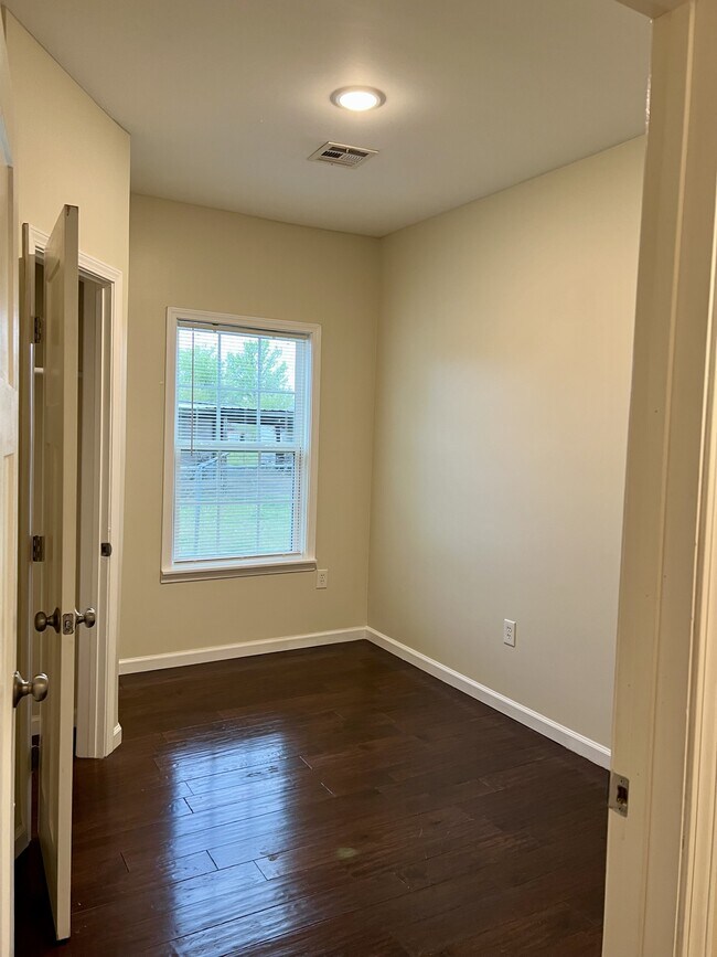 Building Photo - 809 N Owasso Ave