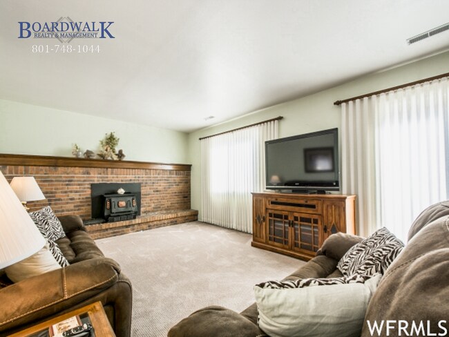Building Photo - Updated 5-Bedroom Home in Sandy