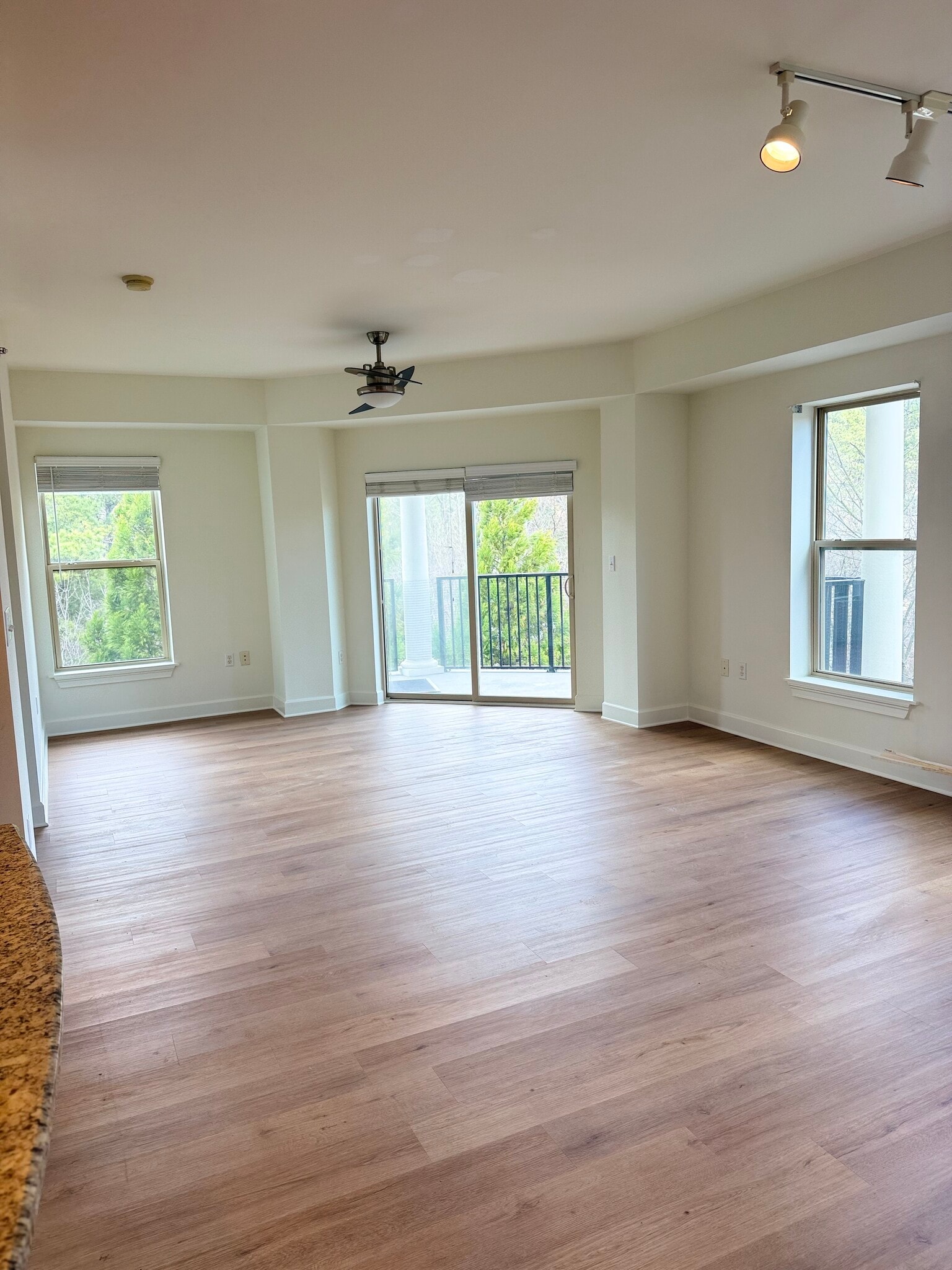 Building Photo - 200 River Vista Dr