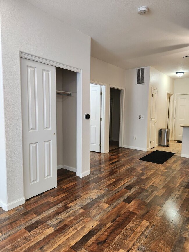Building Photo - Stylish 2 Bed, 2 Bath Main-Floor Condo – U...