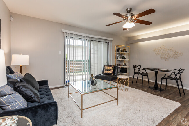 1BR, 1BA - 689SF Living Room - Alamo Estates