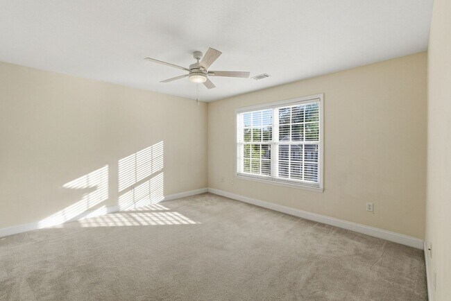 Building Photo - 330 Gardenia Dr