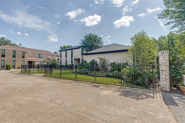 Primary Photo - 14132 Bluebird Ln