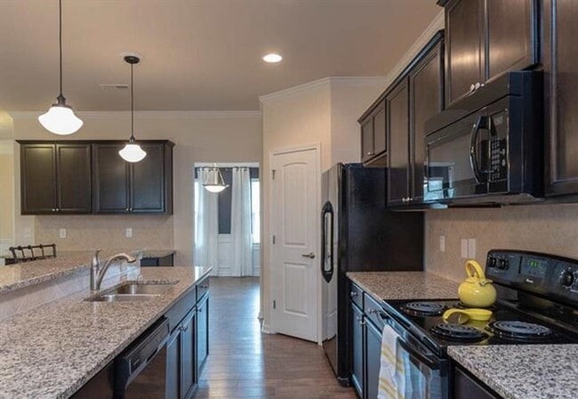 Building Photo - GREAT 4 BEDROOM !!!