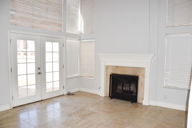 Building Photo - 8215 E White Oak Ridge