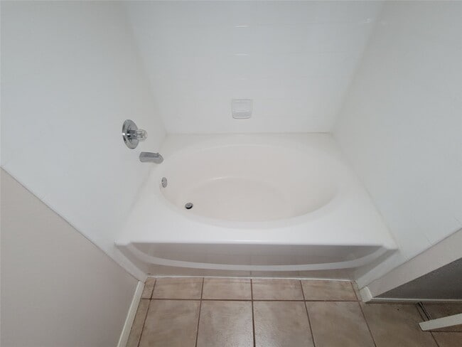 Building Photo - 2255 Braeswood Park Dr