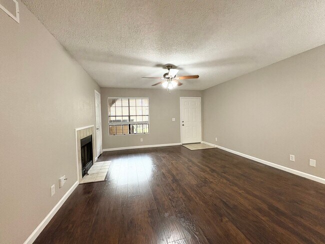 Building Photo - Beautiful 1/1 Condo in Altamonte Springs ~ Gated Lakefront Community!