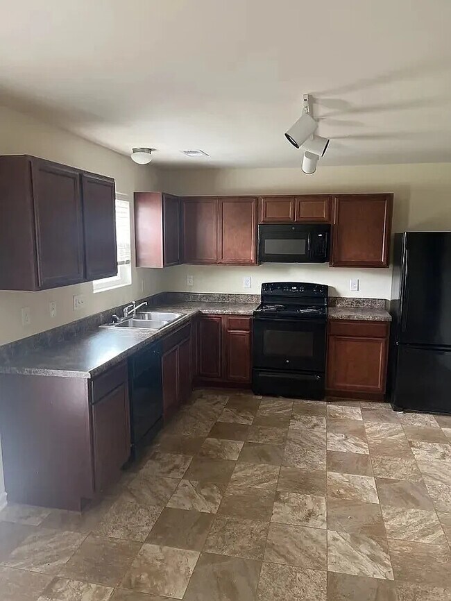 Building Photo - 4 Bedrooms 2.5 Bathrooms