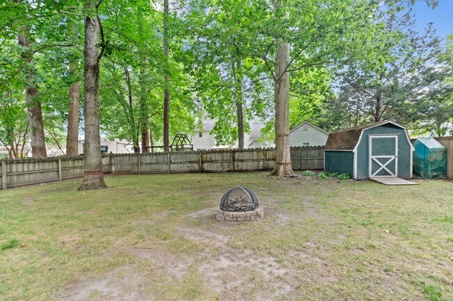 Building Photo - 4BR/2.5BA Home in Hickory School District ...