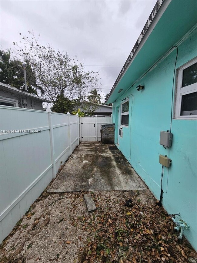 Building Photo - 917 SW 16th St