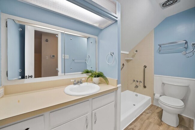 Building Photo - 526 Waggoner Dr