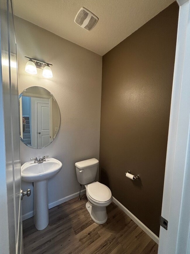 Building Photo - Newer SE 3 Bdrm House, All Appliances incl W/D, Air Cond, Community Pool, Double Garage