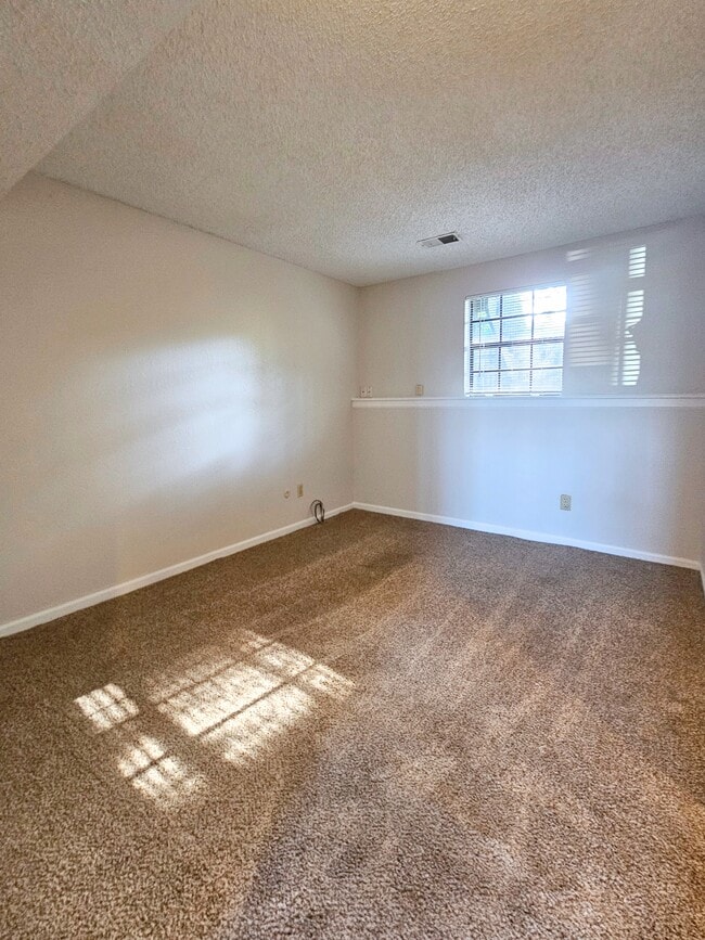 Building Photo - 10904 Mckinley Dr