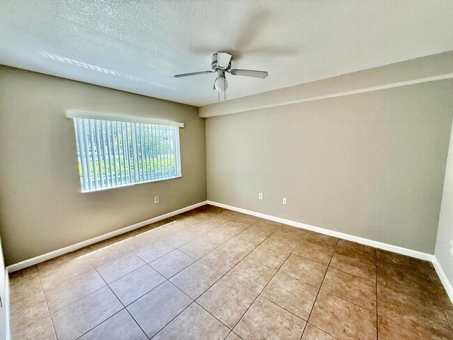 Building Photo - 181 SW Palm Dr