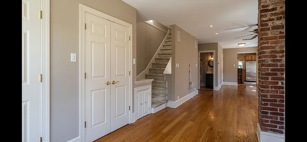 Building Photo - 207 E Main St