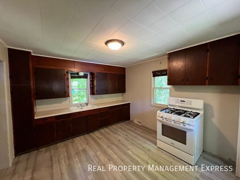 Building Photo - 925 N Blauvelt Ave