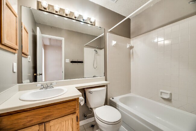 Building Photo - Charming 3-Bedroom Home with 2 Baths in Prime Fort Worth Location