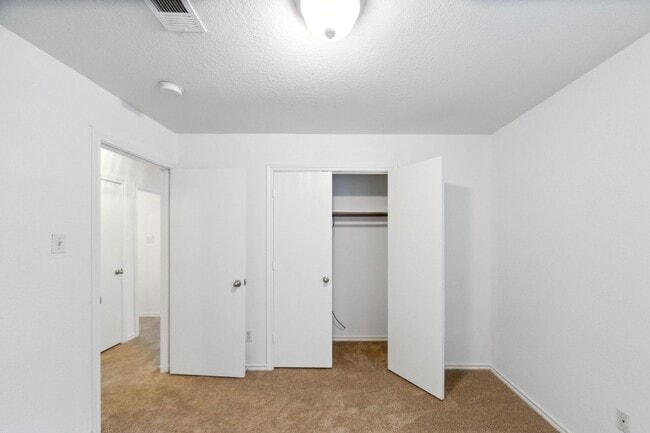 Building Photo - 142 Thunder Basin Dr