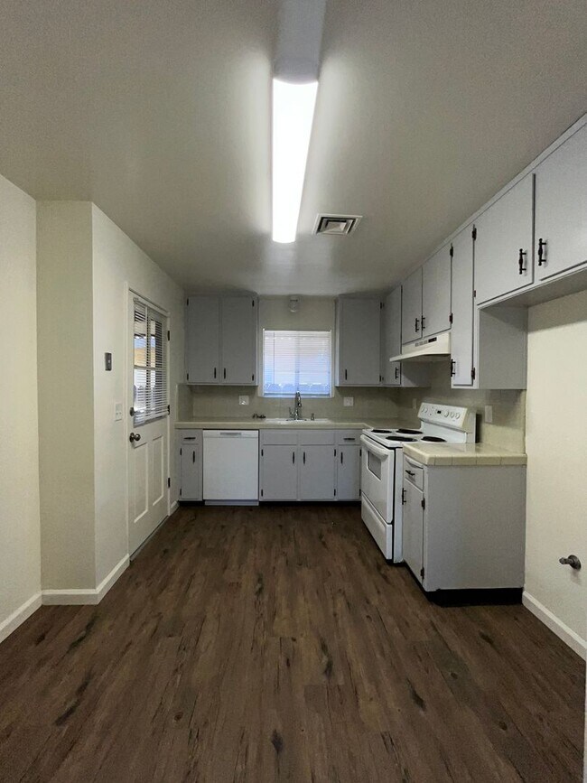 Building Photo - 4061