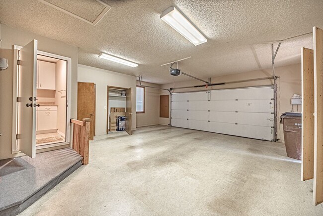 Building Photo - Luxury Living at Camels RIdge