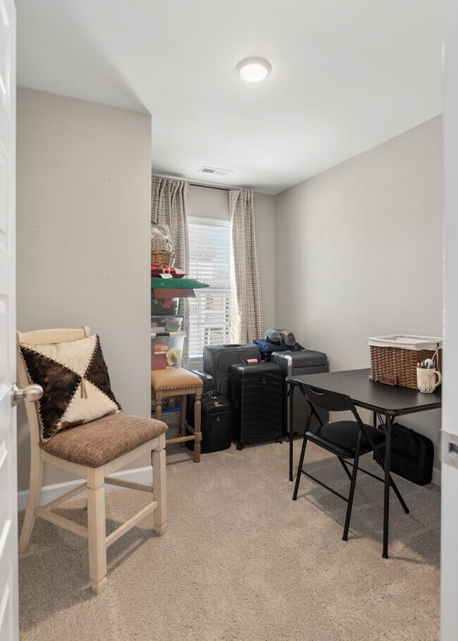 Building Photo - Spacious 3BR End-Unit with Main-Level Primary & Office